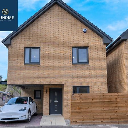 L2 - Stunning 4 Bed House With 6 Beds And 3 Bathrooms, Tvs In Each Room, Free Parking, Fully Equipped, Local Amenities, Easy Ring Road Access, Special Rates Ask Sunrise Short Lets Dundee Exteriér fotografie