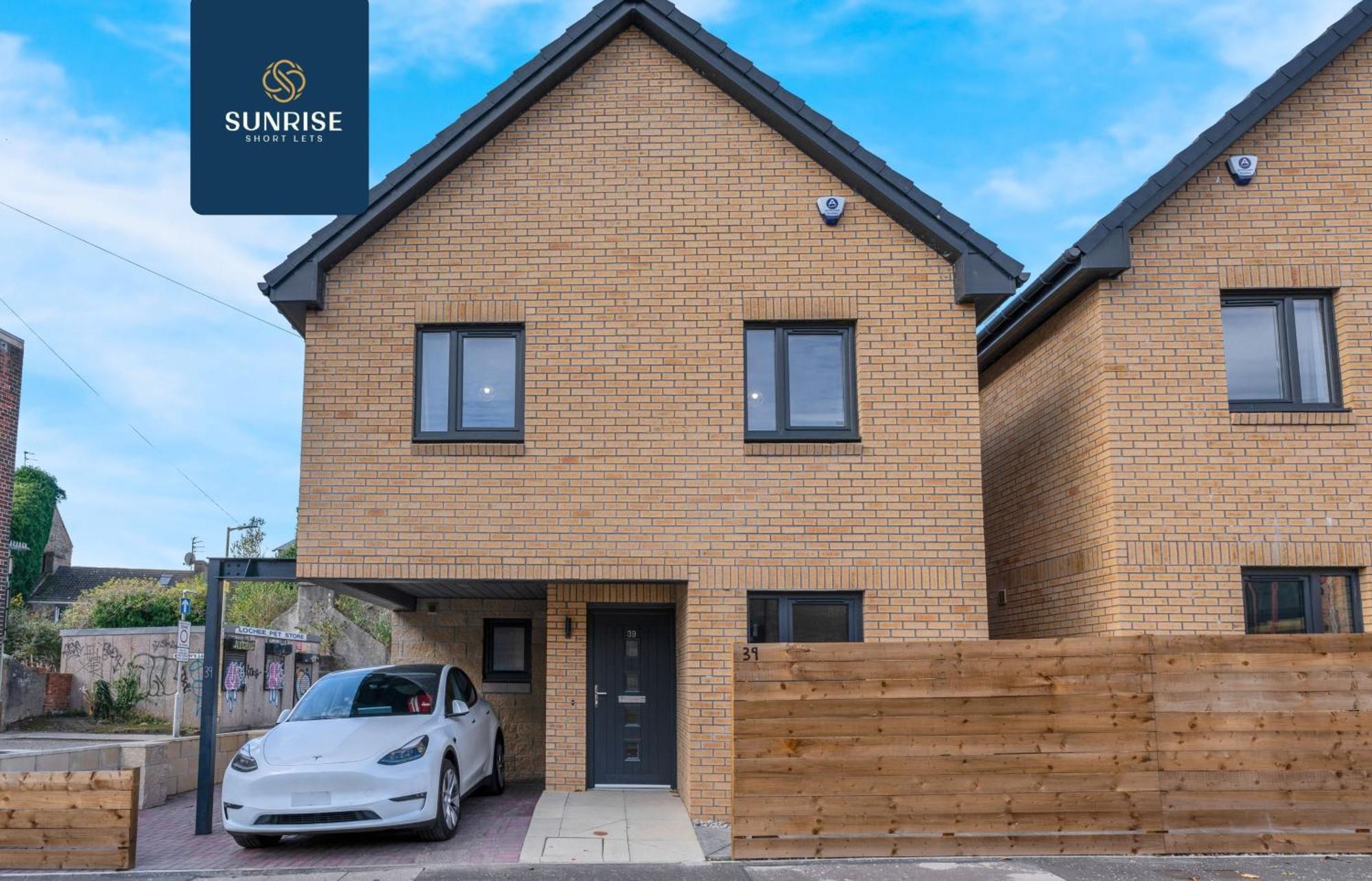 L2 - Stunning 4 Bed House With 6 Beds And 3 Bathrooms, Tvs In Each Room, Free Parking, Fully Equipped, Local Amenities, Easy Ring Road Access, Special Rates Ask Sunrise Short Lets Dundee Exteriér fotografie