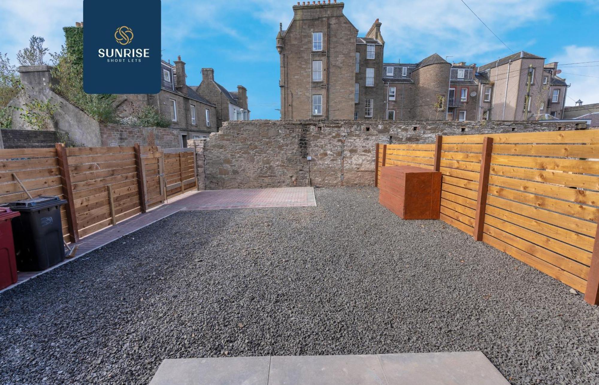 L2 - Stunning 4 Bed House With 6 Beds And 3 Bathrooms, Tvs In Each Room, Free Parking, Fully Equipped, Local Amenities, Easy Ring Road Access, Special Rates Ask Sunrise Short Lets Dundee Exteriér fotografie