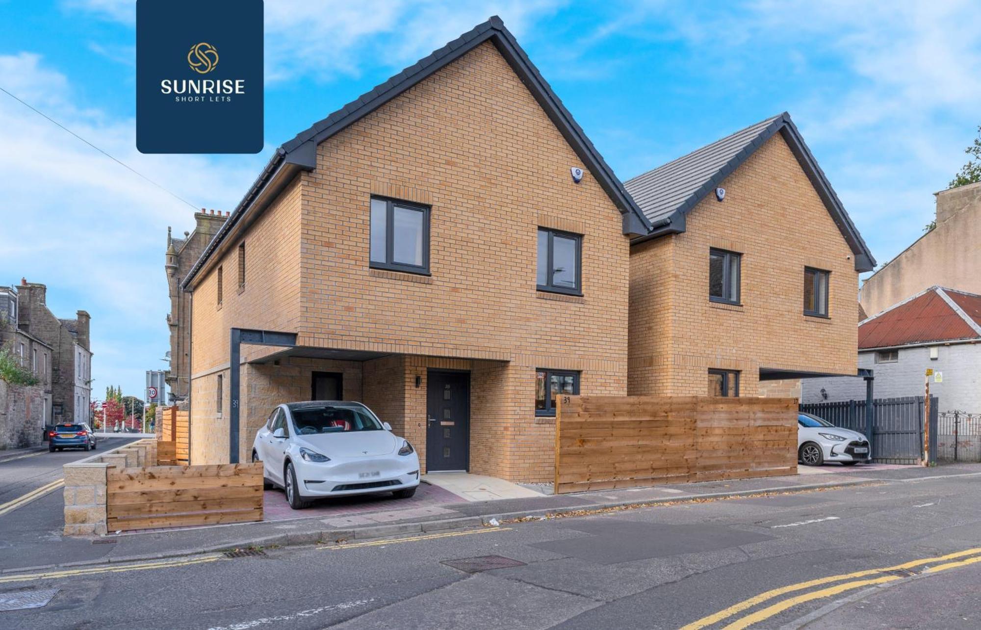 L2 - Stunning 4 Bed House With 6 Beds And 3 Bathrooms, Tvs In Each Room, Free Parking, Fully Equipped, Local Amenities, Easy Ring Road Access, Special Rates Ask Sunrise Short Lets Dundee Exteriér fotografie