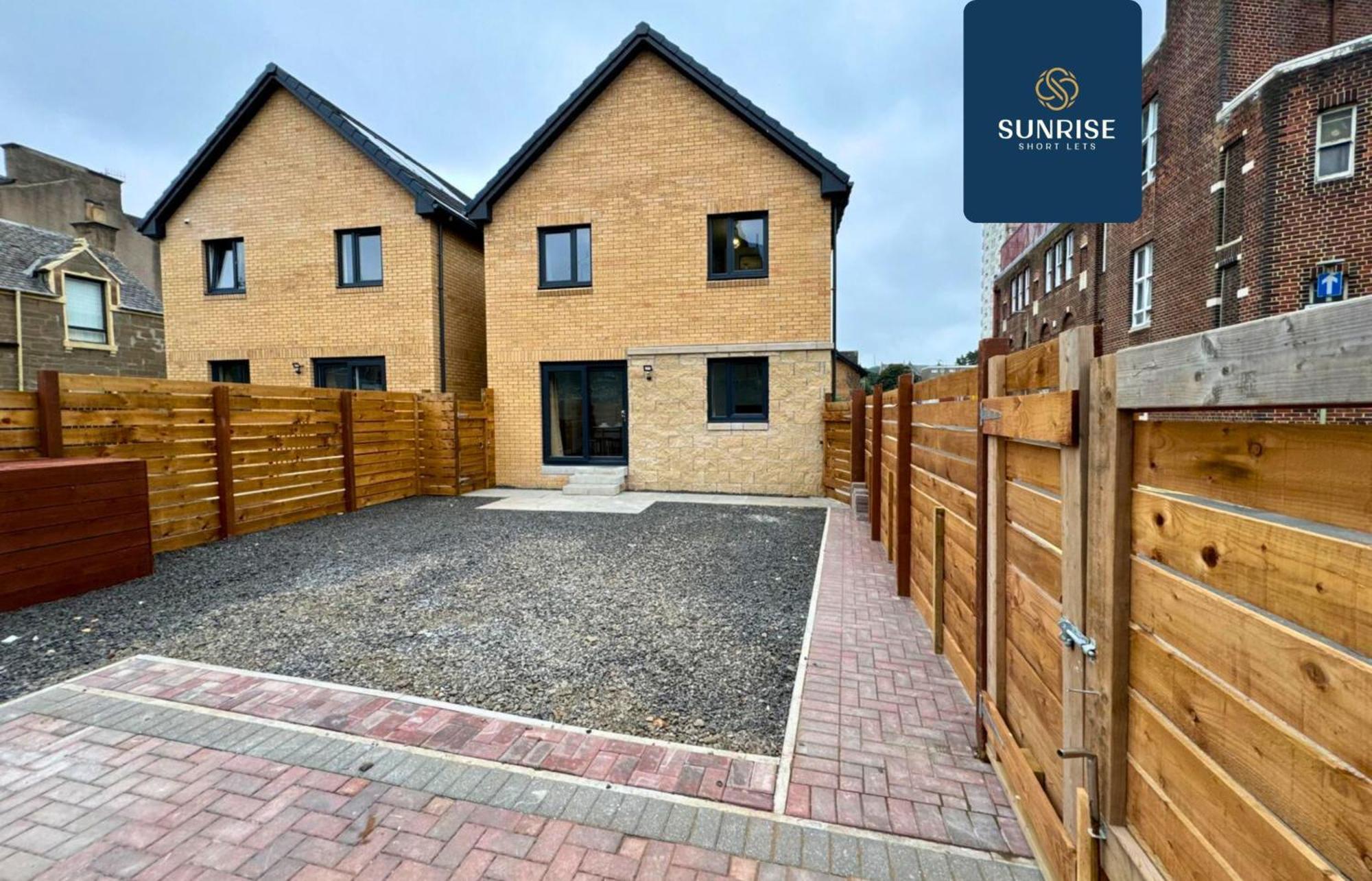 L2 - Stunning 4 Bed House With 6 Beds And 3 Bathrooms, Tvs In Each Room, Free Parking, Fully Equipped, Local Amenities, Easy Ring Road Access, Special Rates Ask Sunrise Short Lets Dundee Exteriér fotografie